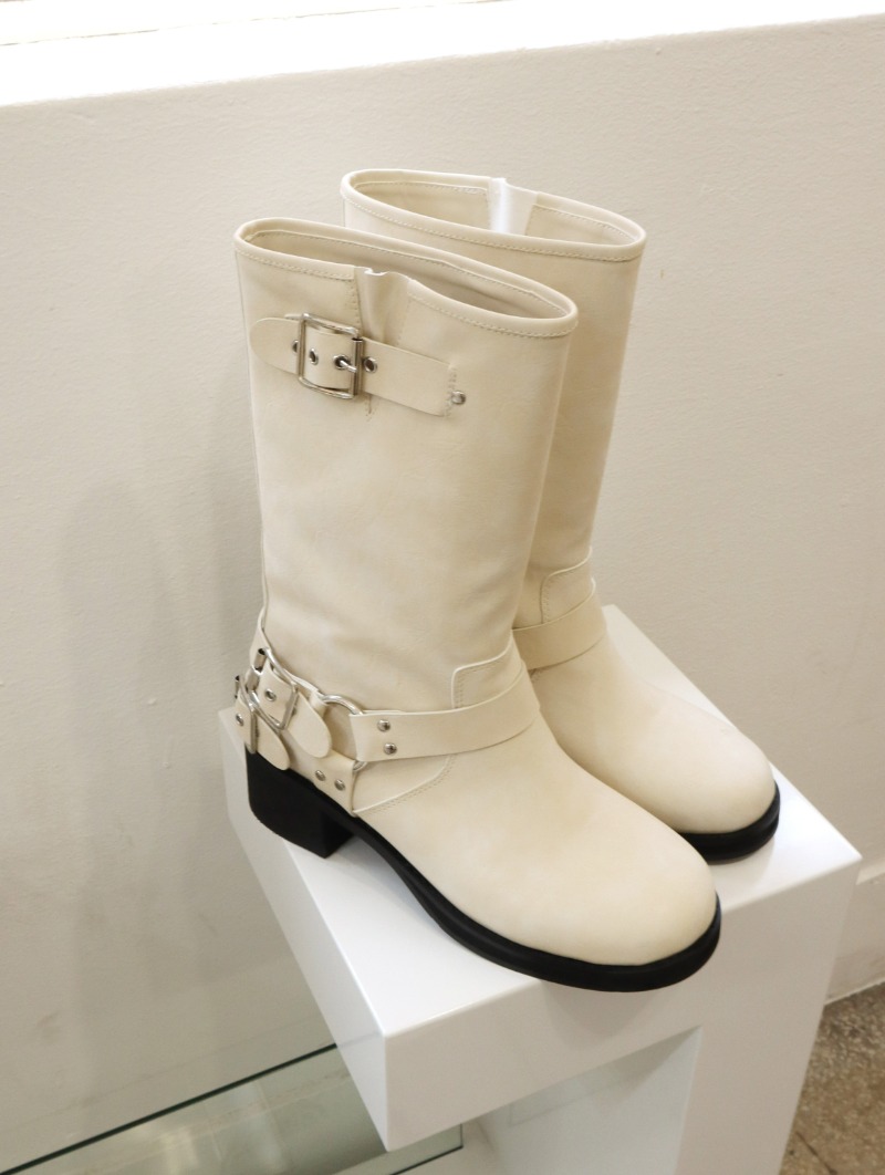 Bold buckle middle boots